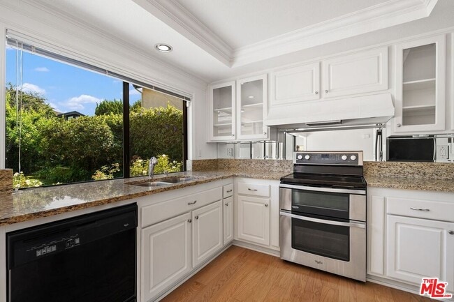 Building Photo - 1347 Avenida de Cortez