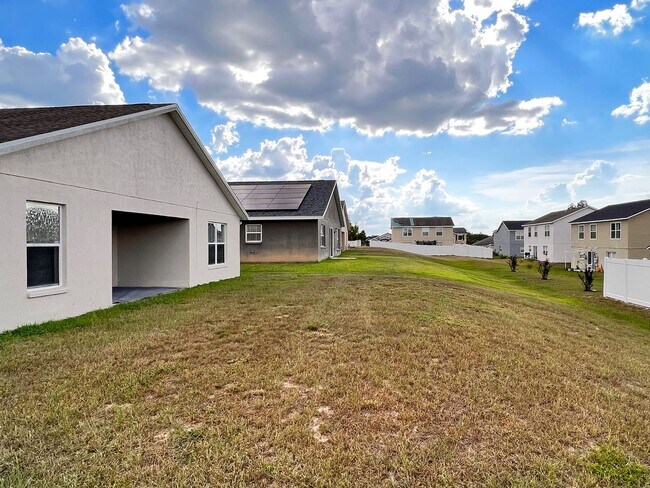 Building Photo - Spacious Three-Bedroom Home in Savannah Estates