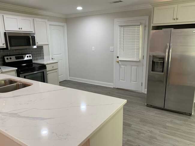 Building Photo - Totally Updated Home on Oak Bowery