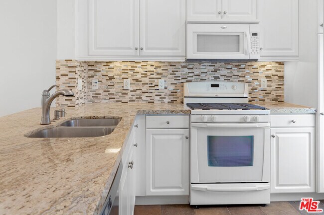 Building Photo - 6020 S Seabluff Dr