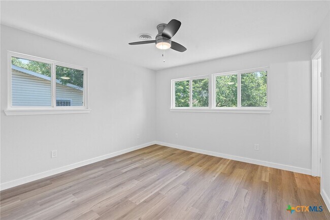 Building Photo - 711 Santa Rosa Dr