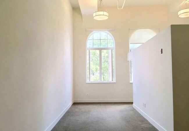 Building Photo - 300 Cathedral St