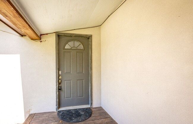 Building Photo - Charming 4-Bedroom, 2-Bath Home in a Prime Location