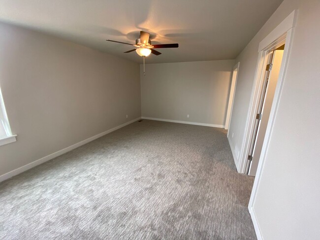 Building Photo - Newer Chimney Park Townhome!!