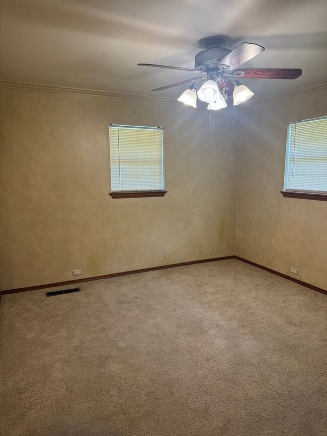 Building Photo - 2703 Shirley Dr