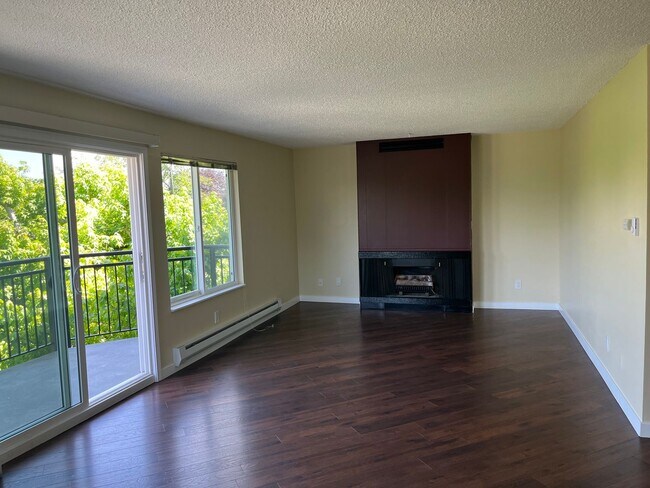 Building Photo - Spacious Renovated 2 Bed 1.5 Bath with Cor...