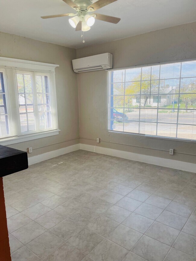 Building Photo - Fully Remodeled Charming Historic 2 Bed 1 ...