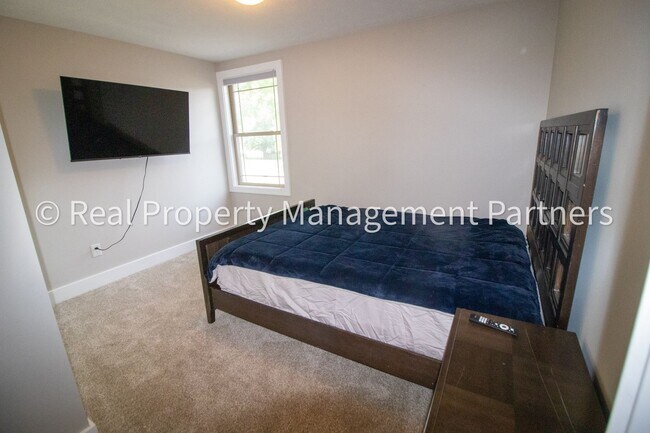 Building Photo - Fully Furnished 3BR/2BA Condo – Near River...