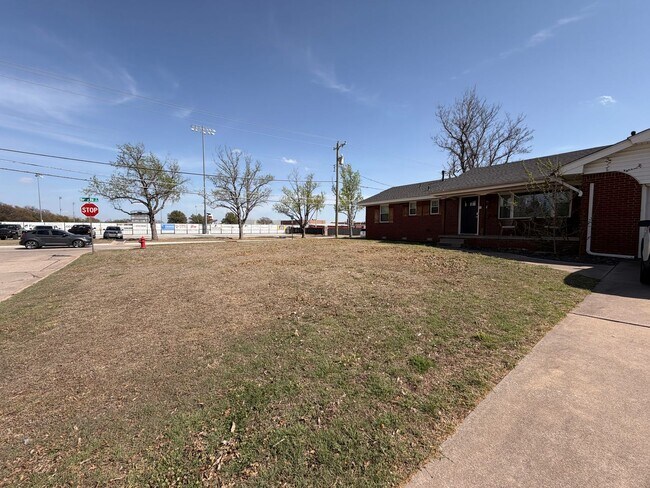 Building Photo - PRELEASING (3) Bed/(1.5) Bath in Core Norman Avail Late May!