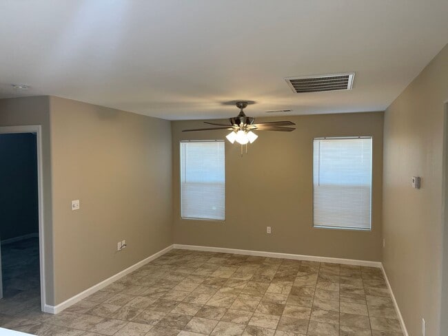 Building Photo - 354 1/2 S. G ST- 3 BEDROOM 1 BATH- EXETER