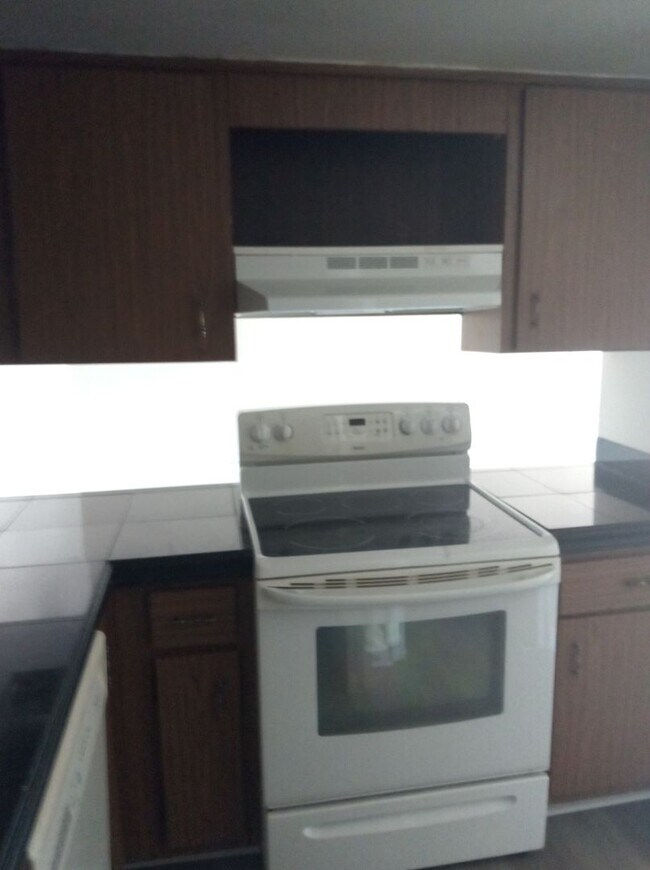 Building Photo - Gated Community First Floor 1/1.5 Apartmen...