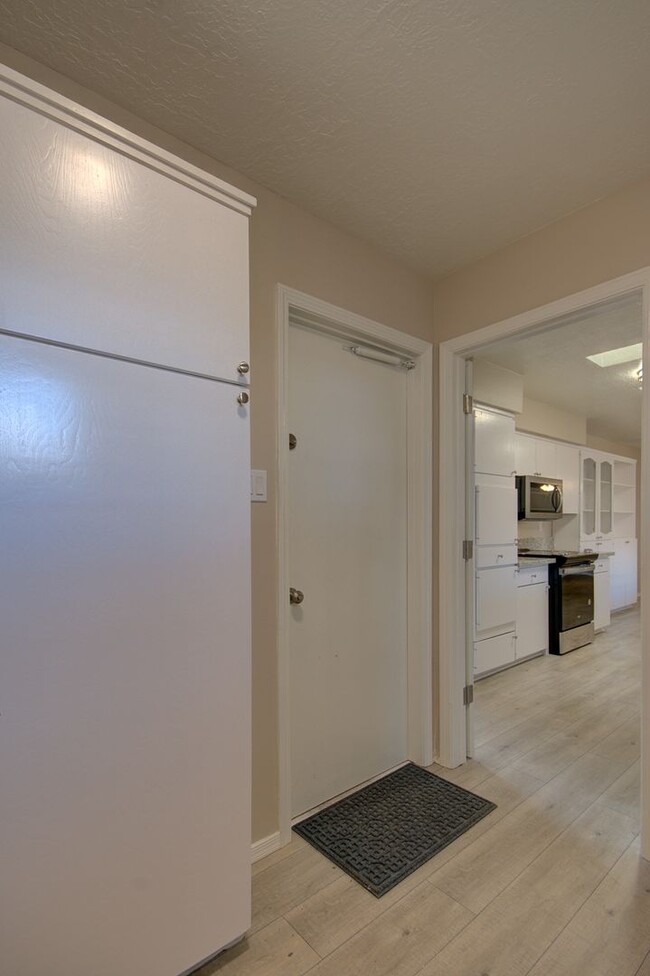 Building Photo - Beautifully Remodeled NE Heights/Uptown Ar...