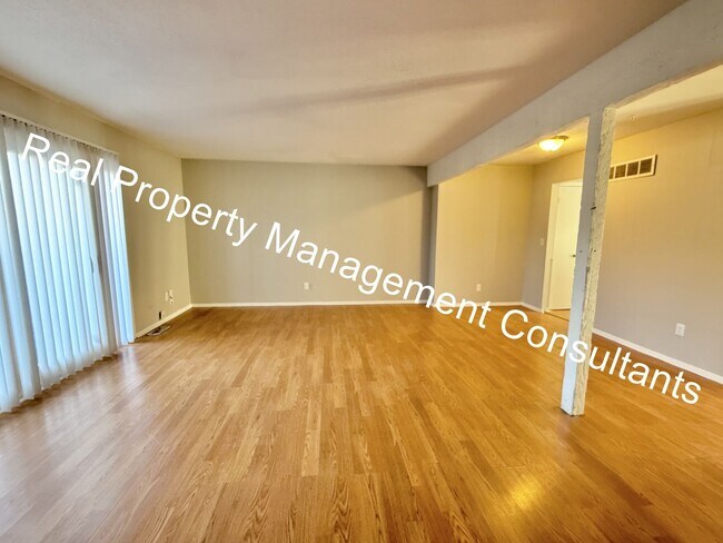 Building Photo - Updated 3-Bedroom Townhome Live Deposit Free with Obligo