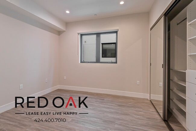 Building Photo - Gorgeous Two Bedroom with Central Heat and...