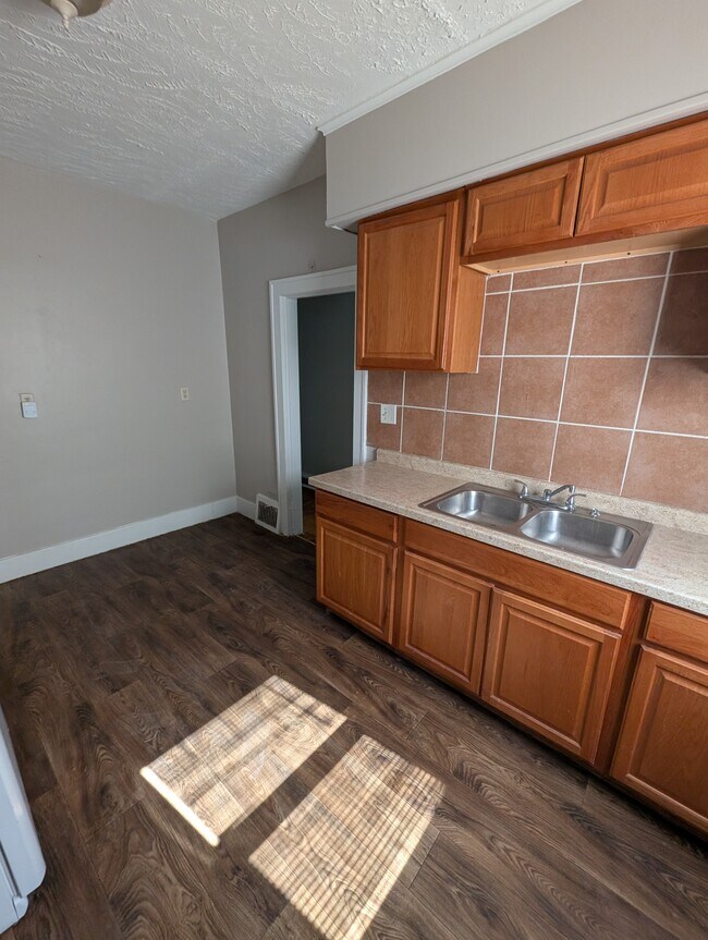 Building Photo - 2202 1 Bed 1 Bath