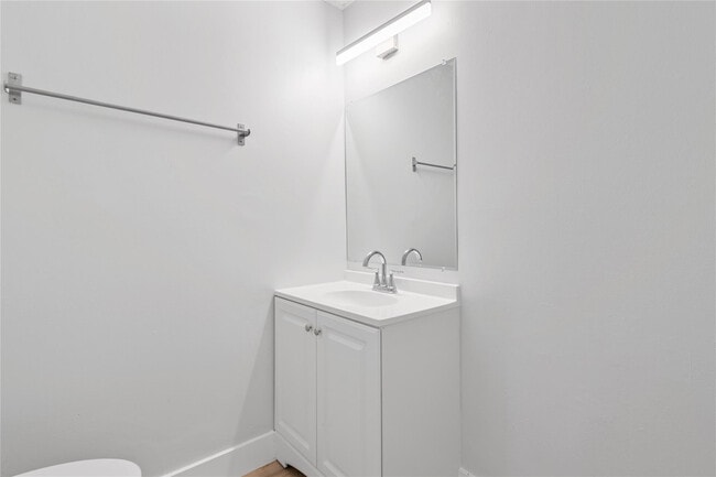 Building Photo - 608 NE 29th Dr