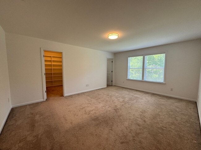 Building Photo - **Move-In Special of $500 off the first full months rent**