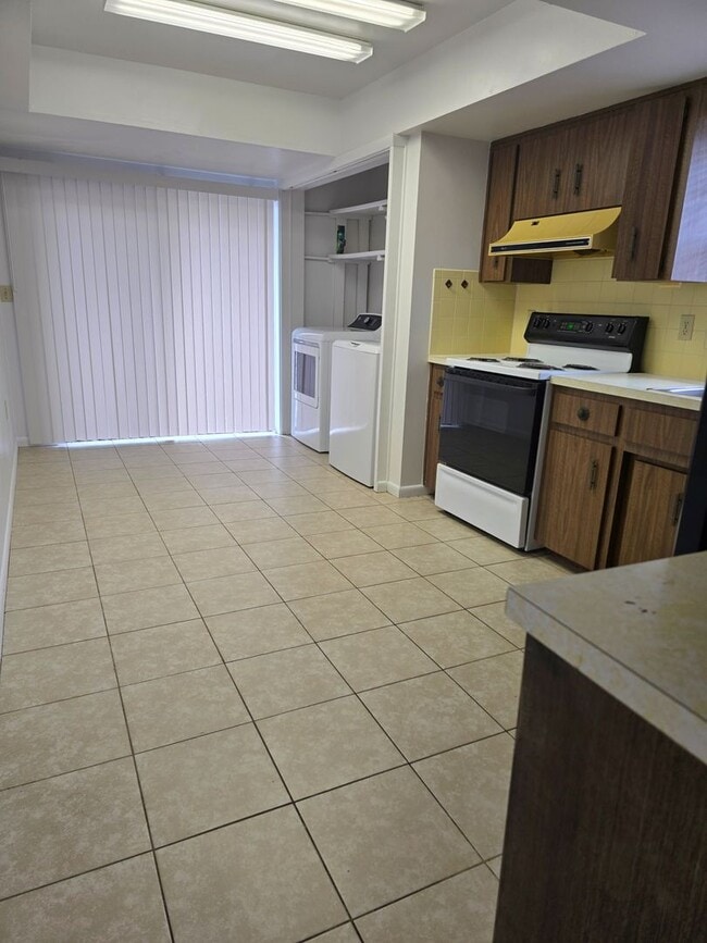 Building Photo - Amazing 2/1 Near Downtown Inverness!!!