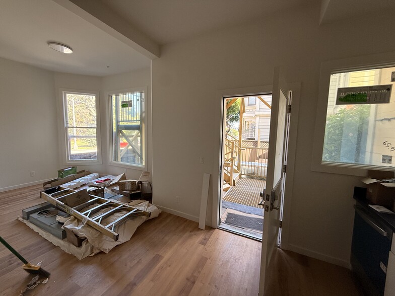 Building Photo - 1387 Oak St