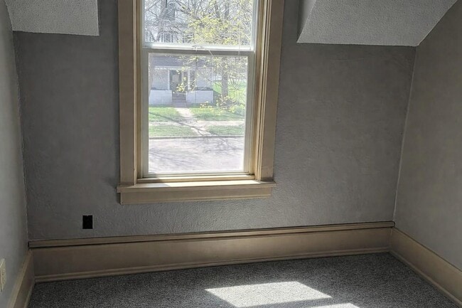 Building Photo - 326 2nd Ave NE