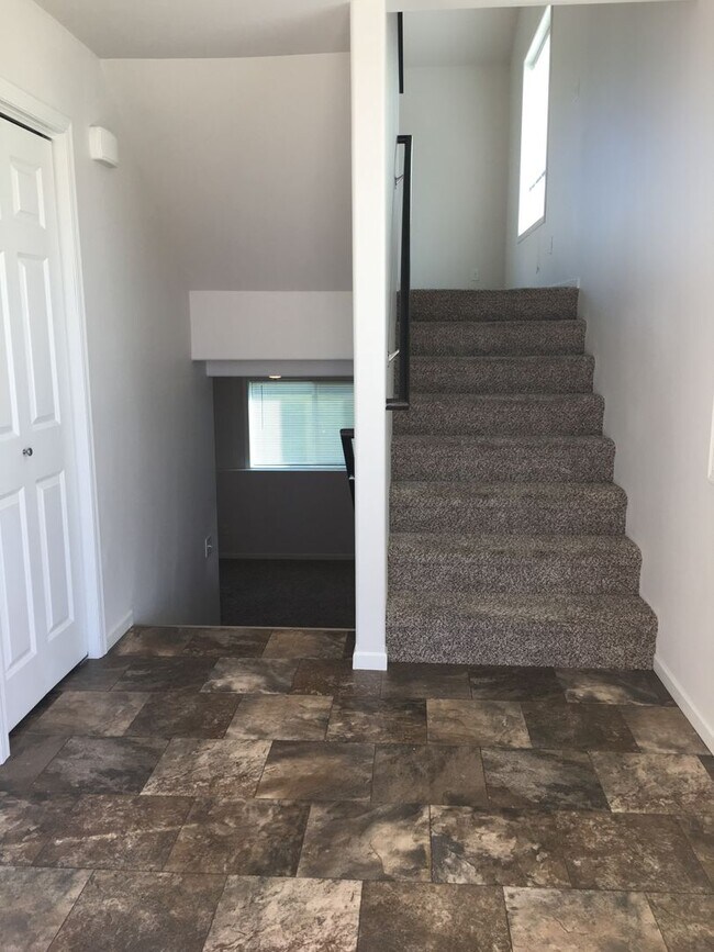 Building Photo - 3 Bed 3 Bath Single Family Home