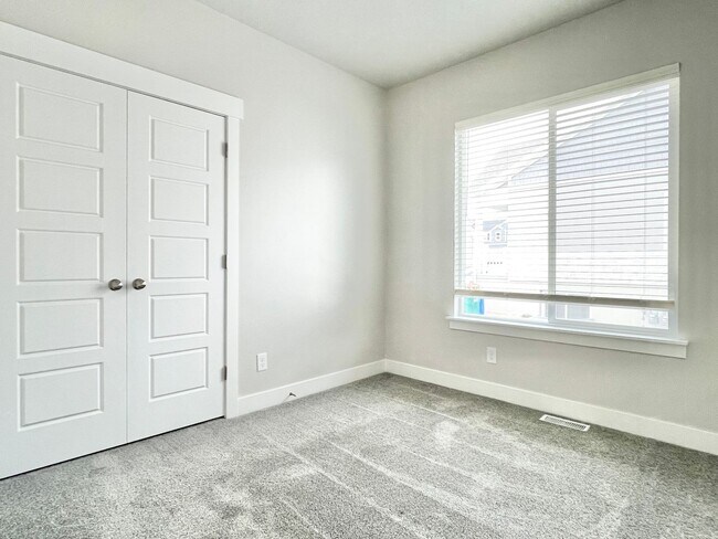 Building Photo - 1572 N 3950 W