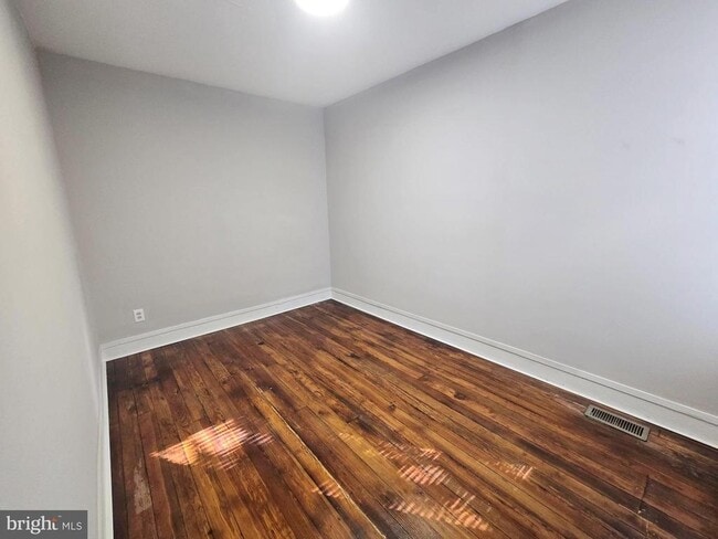 Building Photo - 1910 Sigel St