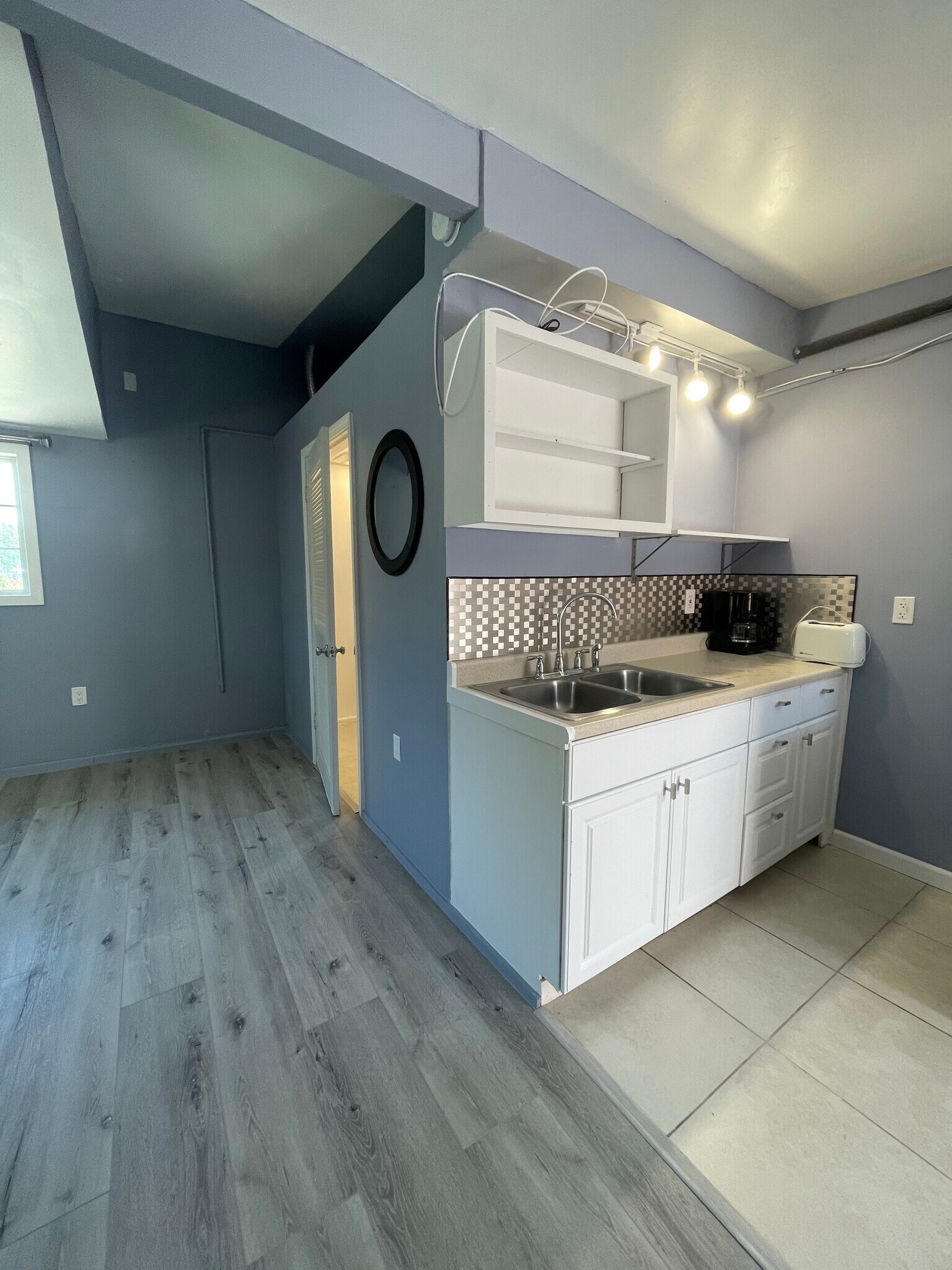 Building Photo - 6439 Graves Ave