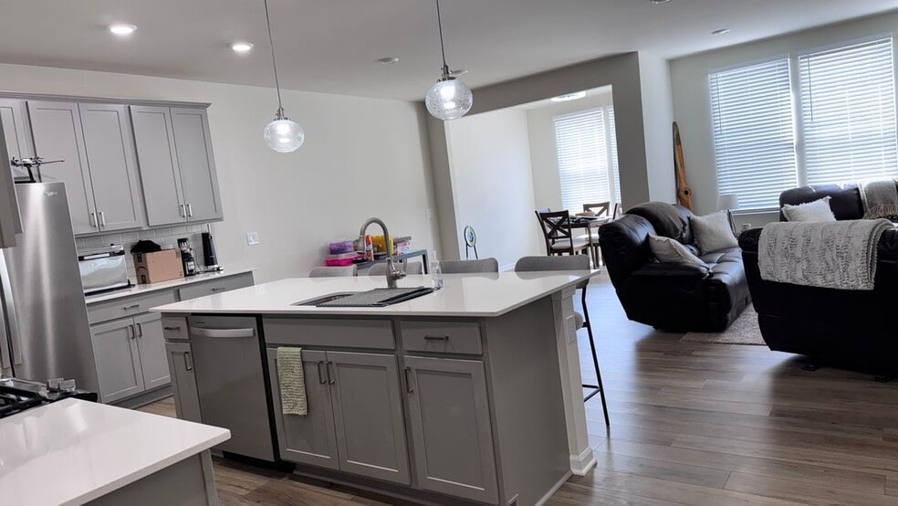 Building Photo - 1445 Superior Dr