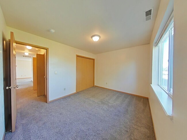 Building Photo - 3 Bedroom with DETACHED GARAGE! Great Cent...