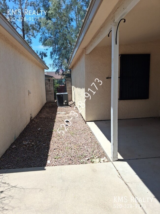 Building Photo - 2867 N Tolman Dr