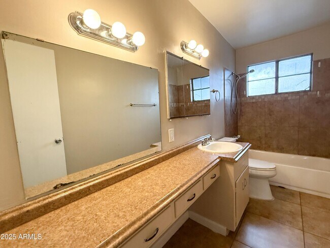 Building Photo - 348 E 8th Dr