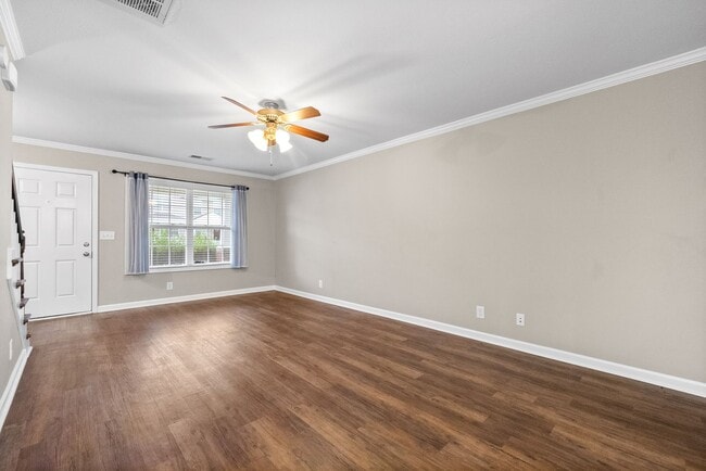 Building Photo - Updated Townhome near Tennova Hospital