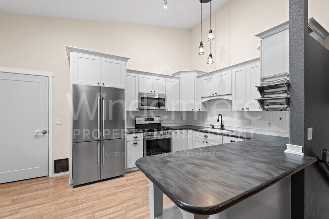 Building Photo - Updated 3 Bed 2 Bath Home With Brand New 2...