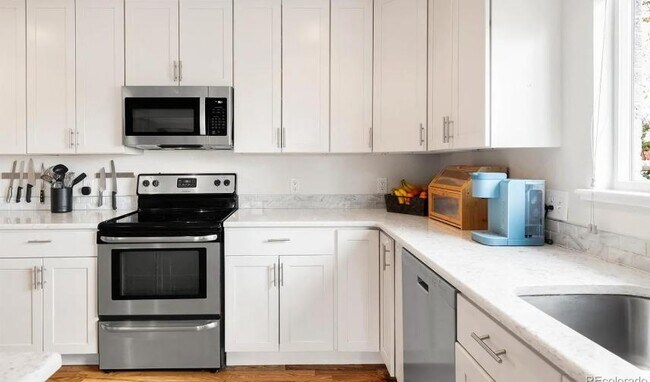 Building Photo - 10490 W Dakota Ave