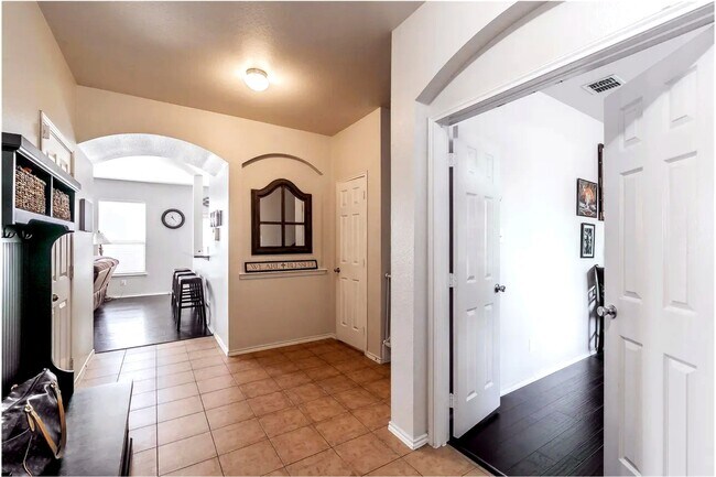 Building Photo - 3006 Pinecrest Dr