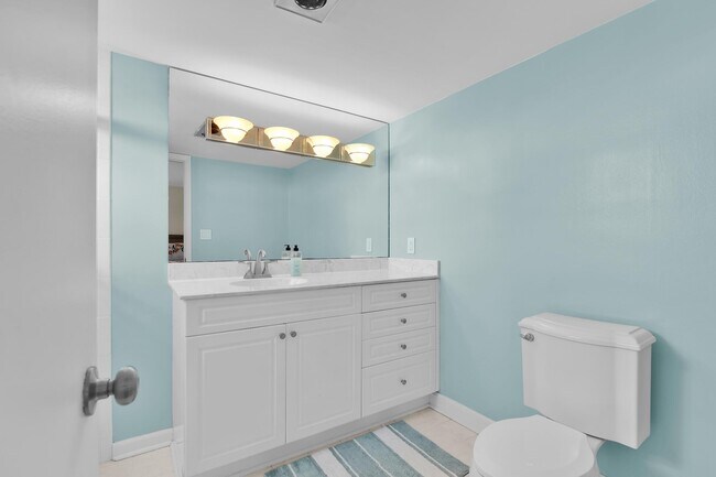 Building Photo - 1169 Hillsboro Mile