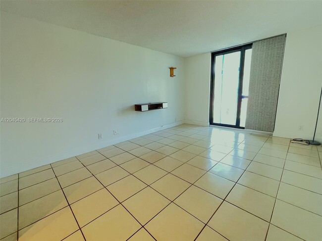 Building Photo - 3900 N Hills Dr
