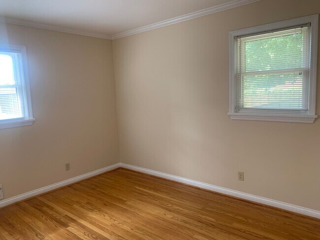Building Photo - Gorgeous, Updated 3 Bedroom, 2 Bath Ranch ...