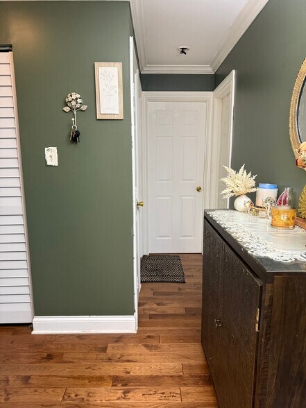 Building Photo - 685 E Fullerton Ave