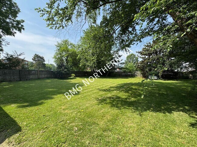 Building Photo - 8903 Tudor Ln
