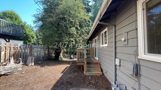 Building Photo - Spacious 4BD I 2BA Home w/ Separate Living...