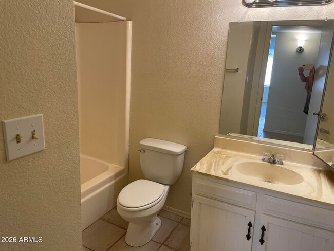 Building Photo - 1532 E El Parque Dr