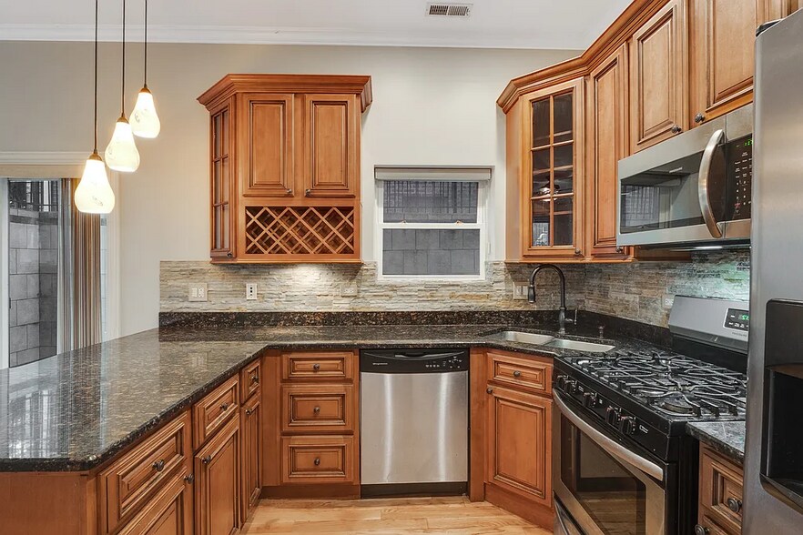 Building Photo - 6229 N Richmond St