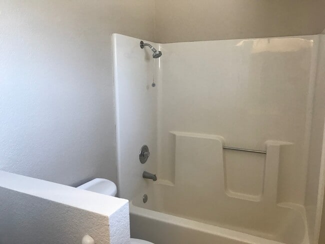 Building Photo - 4 bed & 3 full bathrooms in Tracy!