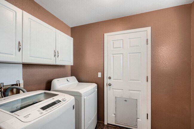 Building Photo - Evolve Real Estate: Meticulous Executive 4 Bedroom Plus Finished Basement Available IMMEDIATELY!