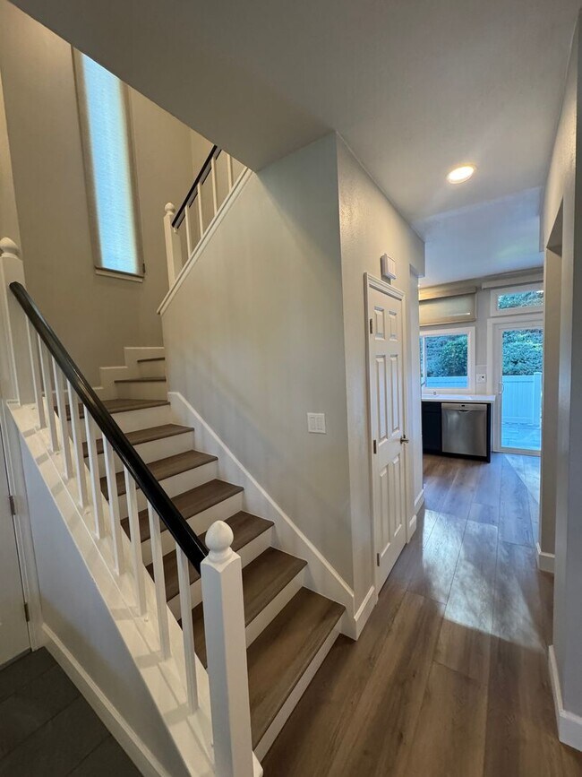 Building Photo - Townhome in Laguna Niguel!