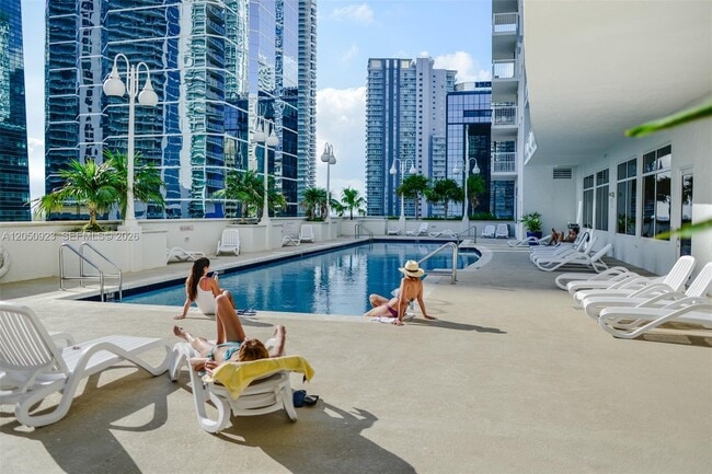 Building Photo - 1200 Brickell Bay Dr