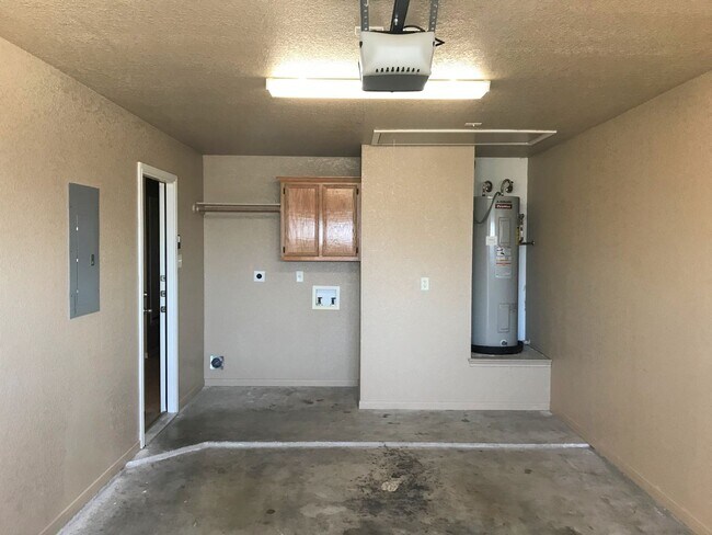 Building Photo - Well-Maintained Home Near Clear Creek Gate...