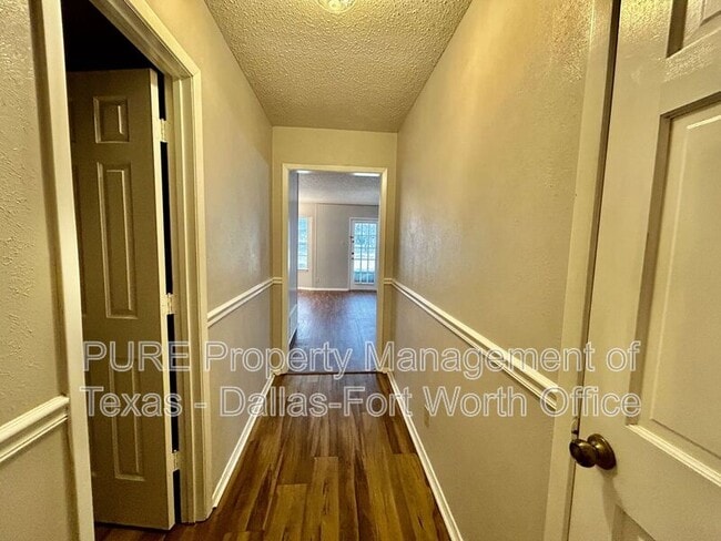 Building Photo - 2608 Oaks Dr